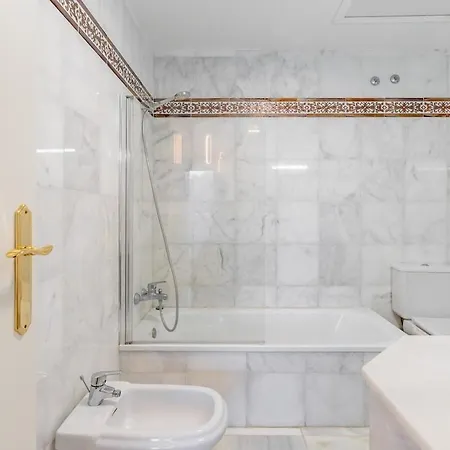 Apartment 3 Bed Townhouse Close To The *